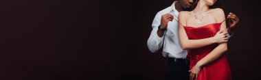 kopya alanı ile siyah üzerinde izole kırmızı elbise kadın soyunma Afrikalı Amerikalı adam panoramik çekim