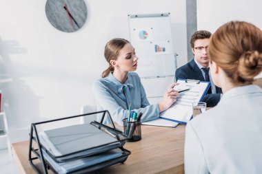 çekici HR holdıng Clipboard ve kalem sırasında belge işaret ederken özgeçmiş CV yazı yakın kadın iş görüşmesi 