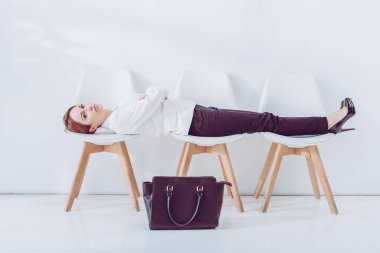 iş görüşmesi beklerken çanta yakın sandalyelerde yatıyor çekici çalışan 