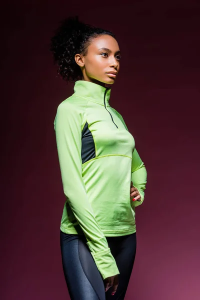 Schöne Afrikanisch Amerikanische Sportlerin Trainingsanzug Posiert Auf Dunklem — Stockfoto