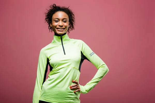 Hermosa Afroamericana Deportista Chaqueta Atletismo Mirando Cámara Sonriendo Aislado Rosa — Foto de Stock