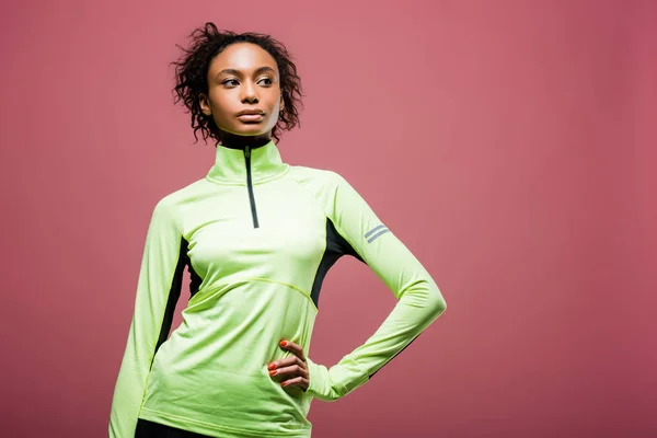 Hermosa Deportista Afroamericana Chaqueta Atletismo Posando Con Mano Cadera Aislado — Foto de Stock