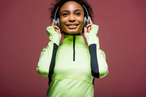 Mooie Lachende Afro Amerikaanse Sportvrouw Hoofdtelefoons Track Jacket Geïsoleerd Brown — Stockfoto