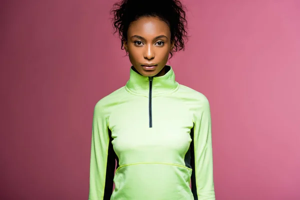 Szép Afro Amerikai Sportoló Látszó Fényképezőgép Pink Elszigetelt Track Jacket — Stock Fotó
