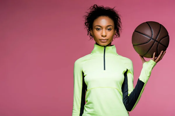 Hermosa Deportista Afroamericana Mirando Cámara Celebración Baloncesto Aislado Rosa Con — Foto de Stock