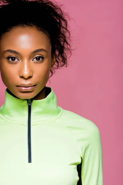 Vackra Afrikanska Amerikansk Idrottskvinna Spår Jacka Tittar Kameran Isolerad Rosa — Stockfoto
