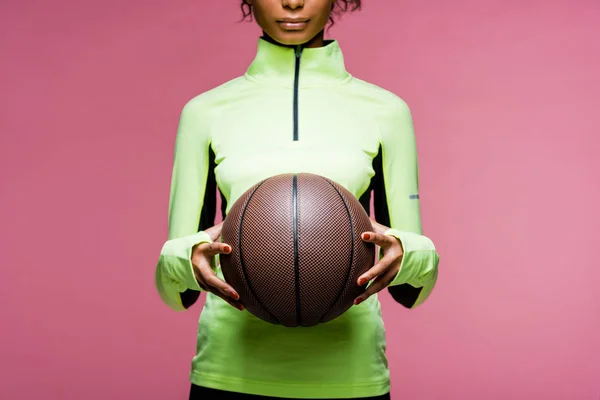 Vista Cortada Esportista Afro Americano Com Basquete Isolado Rosa — Fotografia de Stock