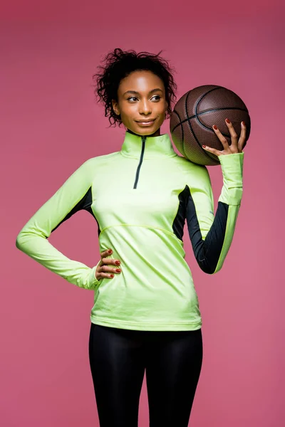 Hermosa Afroamericana Deportista Con Mano Cadera Celebración Baloncesto Aislado Rosa —  Fotos de Stock