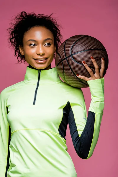 Bela Sorridente Africano Americano Desportista Segurando Basquete Isolado Rosa — Fotografia de Stock