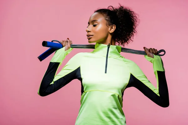 Красивая Африканская Американская Спортсменка Позирует Скакалкой Изолированной Розовом — стоковое фото