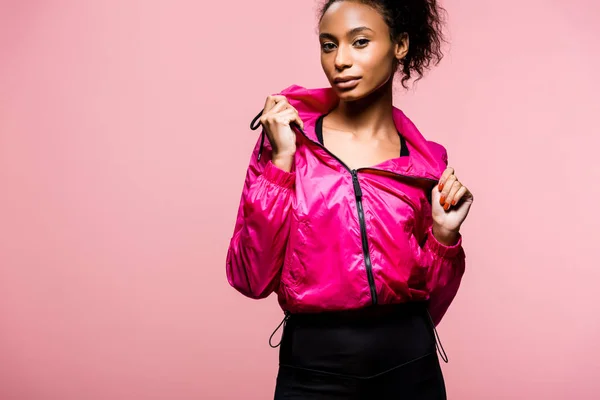 Aantrekkelijke Afro Amerikaanse Sportvrouw Windbreaker Kijken Camera Geïsoleerd Roze Met — Stockfoto