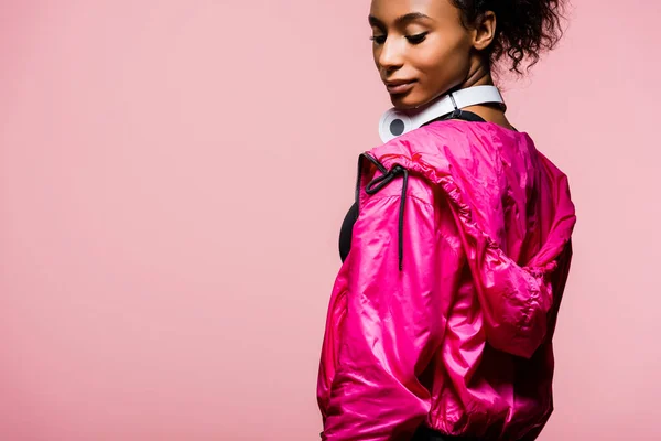 Hermosa Deportista Afroamericana Cortavientos Con Auriculares Aislados Rosa Con Espacio — Foto de Stock