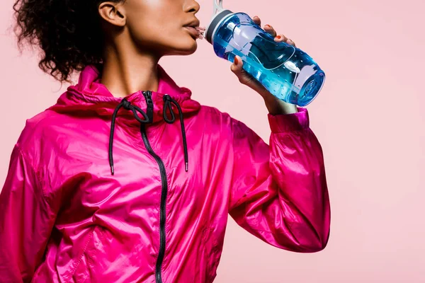 Vue Recadrée Une Sportive Afro Américaine Buvant Eau Une Bouteille — Photo