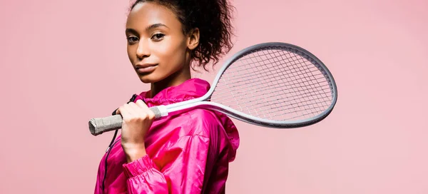 Plano Panorámico Hermosa Deportista Afroamericana Sosteniendo Raqueta Tenis Aislado Rosa — Foto de Stock