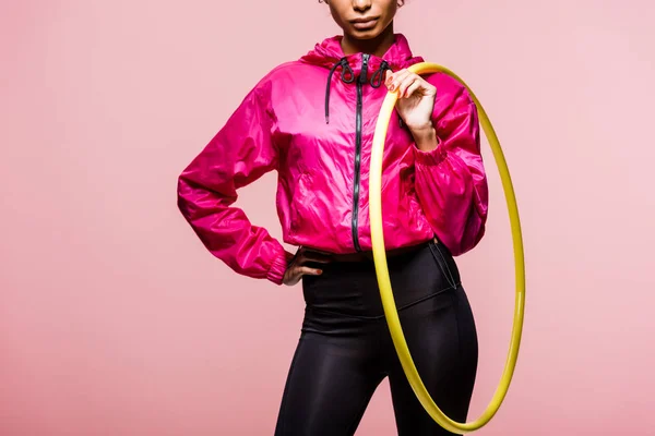 Vista Recortada Deportista Afroamericana Posando Con Hula Hoop Aislado Rosa —  Fotos de Stock
