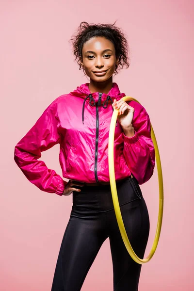 Bela Esportista Afro Americana Olhando Para Câmera Segurando Hula Hoop — Fotografia de Stock