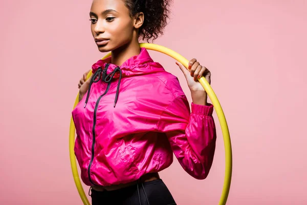 Aantrekkelijke Afro Amerikaanse Sportvrouw Poseren Met Hoelahoep Geïsoleerd Roze — Stockfoto