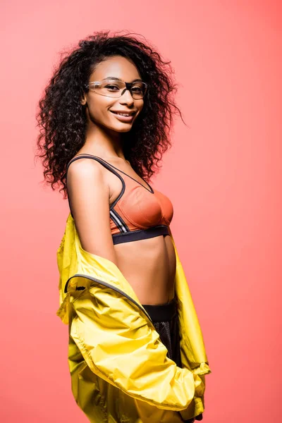 Hermosa Sonriente Afroamericana Deportista Gafas Posando Mirando Cámara Aislada Coral — Foto de Stock