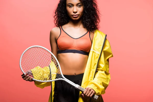 Bella Sportiva Afroamericana Guardando Macchina Fotografica Tenendo Racchetta Tennis Isolata — Foto Stock