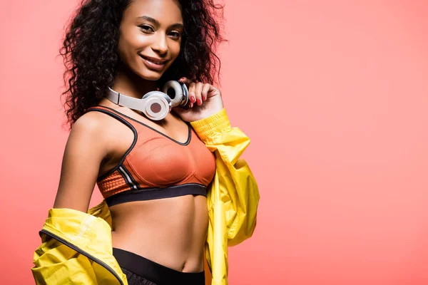 Belle Sportive Afro Américaine Souriante Avec Écouteurs Regardant Caméra Isolée — Photo