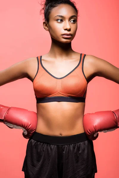 Hermosa Deportista Afroamericana Guantes Boxeo Posando Con Las Manos Akimbo — Foto de Stock