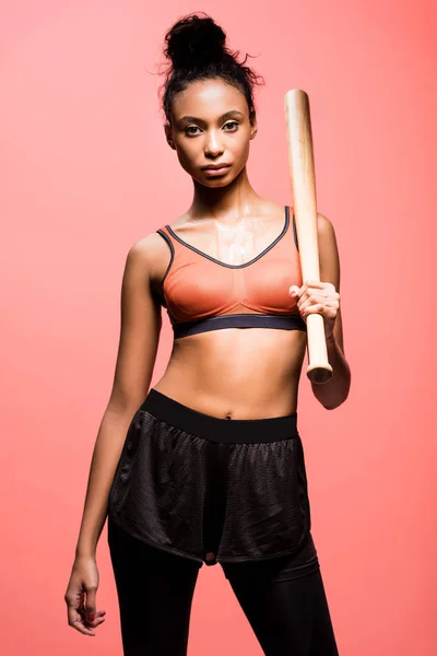 Bela Esportista Afro Americana Olhando Para Câmera Posando Com Bastão — Fotografia de Stock