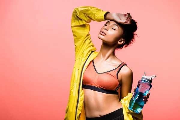 Schöne Afrikanisch Amerikanische Sportlerin Mit Sportflasche Posiert Isoliert Auf Korallen — Stockfoto