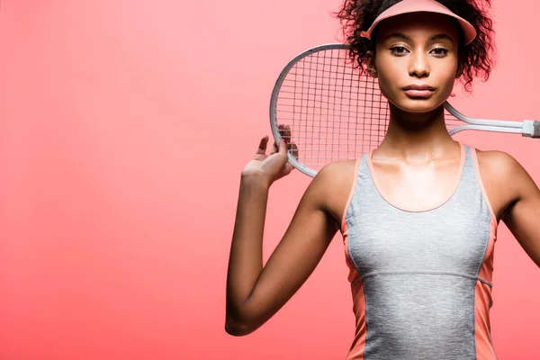 Deportista Afroamericana Visera Sol Sosteniendo Raqueta Tenis Mirando Cámara Aislada — Foto de Stock