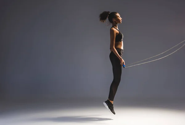 Atletisk Afroamerikanska Idrottskvinna Träna Med Hopprep Grå Med Kopia Utrymme — Stockfoto