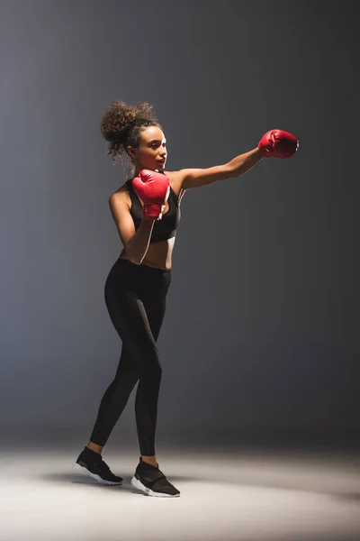 Belle Sportive Africaine Américaine Sportive Boxe Sur Noir — Photo