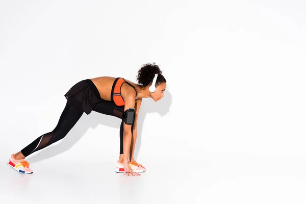 Atletisk Afroamerikanska Idrottskvinna Med Hörlurar Och Smartphone Armbindel Redo För — Stockfoto