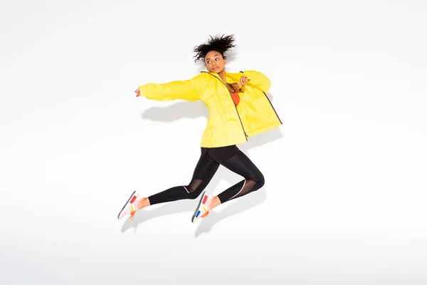 Athletische Afrikanisch Amerikanische Sportlerin Springt Auf Weiß Mit Kopierraum — Stockfoto