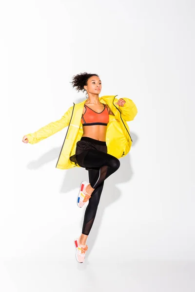 Sportive Afro Américaine Sportive Veste Sport Jaune Sautant Sur Blanc — Photo