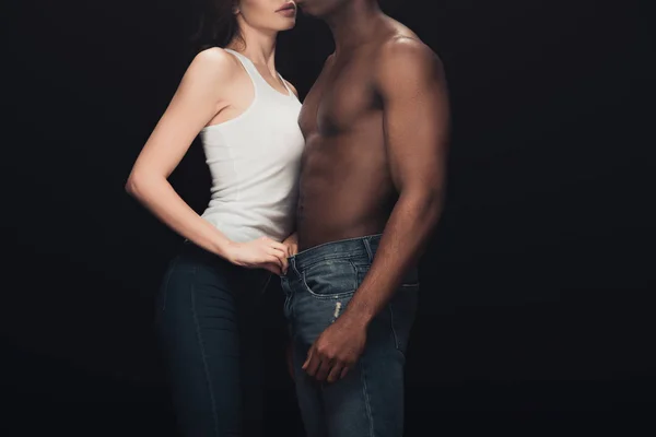 Bijgesneden Weergave Van Verleidelijke Interraciale Paar Geïsoleerd Zwart Met Kopieerruimte — Stockfoto