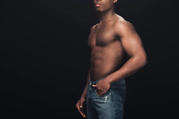 コピースペースで黒に分離されたデニムのポーズでセクシーな上半身裸アフリカ系アメリカ人の男のクロップドビュー — ストック写真
