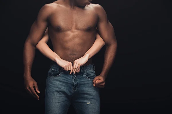 セクシーな女性が抱きしめて脱ぐのをトリミングされた景色上半身裸のアフリカ系アメリカ人の男性は コピースペースで黒に分離 — ストック写真