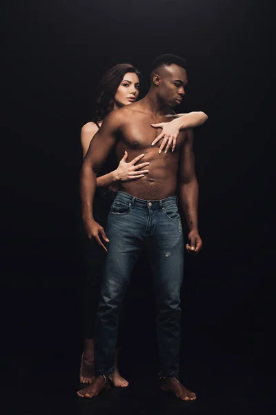 Mooie Sexy Vrouw Knuffelen Hemdloze Afro Amerikaanse Man Denim Geïsoleerd — Stockfoto