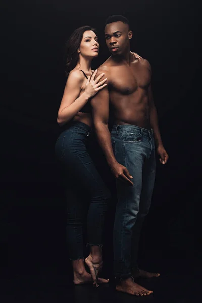 Schöne Verführerische Frau Umarmt Hemdlosen Afrikanisch Amerikanischen Mann Jeans Isoliert — Stockfoto