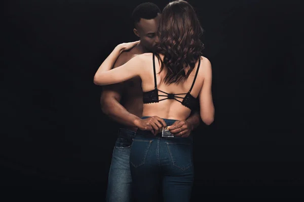 Africano Americano Hombre Abrazando Sexy Mujer Lencería Sosteniendo Condón Aislado — Foto de Stock