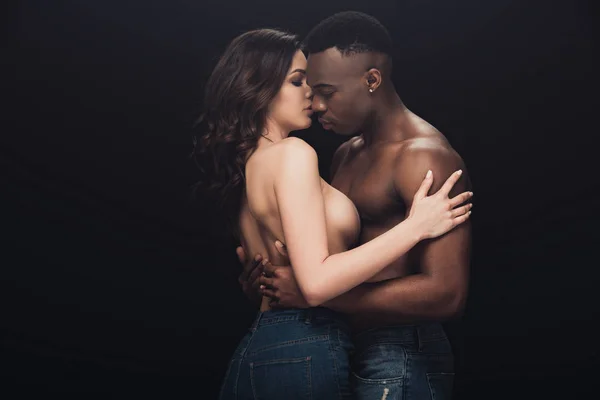 Mooie Verleidelijke Half Naked Interracial Paar Omarmen Geïsoleerd Zwart — Stockfoto