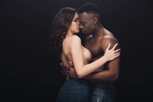 Hermosa Seductora Pareja Interracial Semidesnuda Abrazando Aislado Negro —  Fotos de Stock