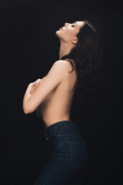 美丽的性感女孩用手覆盖乳房和摆出孤立的黑色 — 图库照片