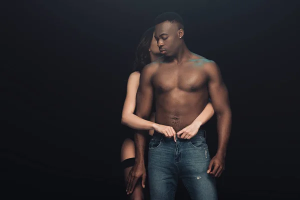 Sexy Kobieta Przytulanie Rozbieranie Torless African American Man Izolowane Czarnym — Zdjęcie stockowe