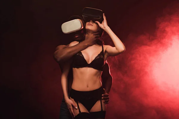 Sexy Interracial Couple Virtual Reality Headsets Dark Red Smoke — Stock Photo, Image