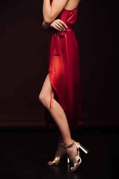 Kırmızı Elbise Yüksek Topuklu Kadın Kırpılmış Görünümü Siyah Izole Poz — Stok fotoğraf