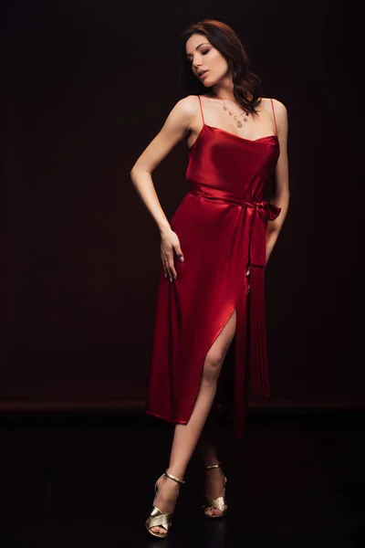 Bela Mulher Sensual Vestido Vermelho Posando Com Olhos Fechados Isolado — Fotografia de Stock