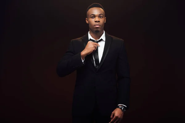 Schöner Afrikanisch Amerikanischer Mann Anzug Krawatte Und Blick Die Kamera — Stockfoto