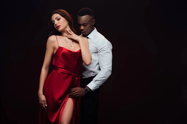 Hermosa Pareja Interracial Seductora Ropa Formal Posando Aislado Negro Con — Foto de Stock