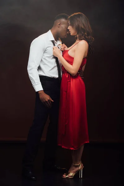 Schöne Frau Roten Kleid Entkleidet Hemd Von Afrikanisch Amerikanischen Mann — Stockfoto