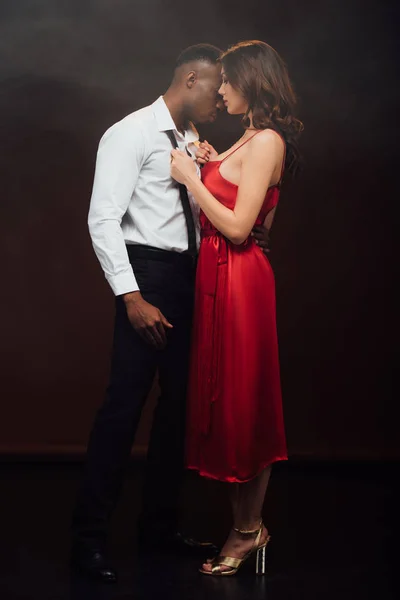 Hermosa Mujer Vestido Rojo Desvestirse Camisa Hombre Afroamericano Aislado Negro — Foto de Stock